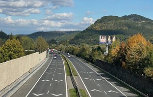 Čeští řidiči nedodržují při jízdě bezpečnou vzdálenost, na vybraných dálnicích jim má pomoci nové značení