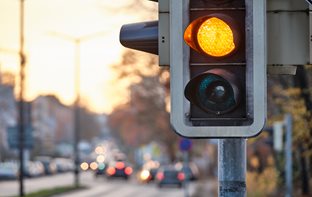 Zákaz průjezdu křižovatkou na žluté světlo není novinka, blikající zelená v Česku nebude